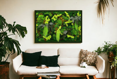 Quadro di muschio stabilizzato appeso a una parete come elemento d'arredo naturale