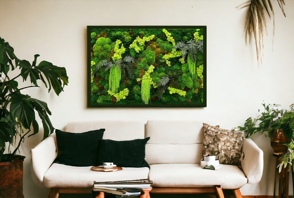 Quadro di muschio stabilizzato appeso a una parete come elemento d'arredo naturale