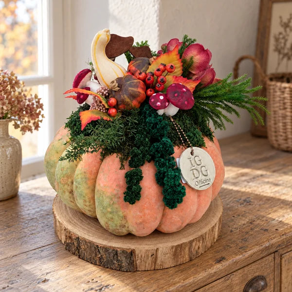 Composizione Halloween e novembre con zucca vera media su una madia rustica in legno.