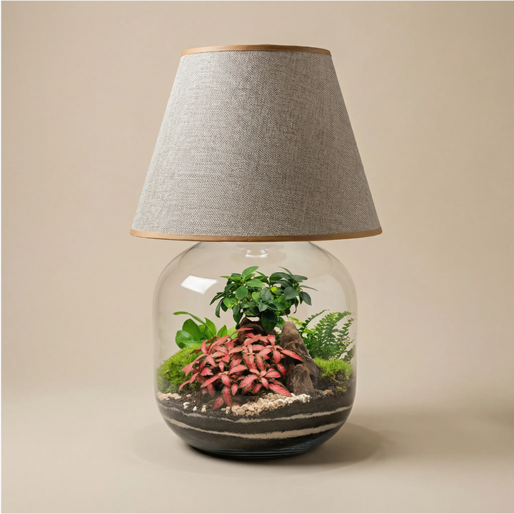 Lamparium Martina 23.5x47cm con bonsai, fittonia rosa, felce e muschio, paralume tortora