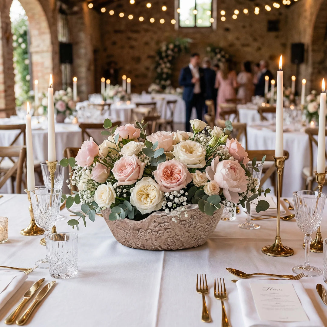 Ciotola in ceramica artigianale utilizzata come centrotavola con composizione floreale romantica per matrimonio