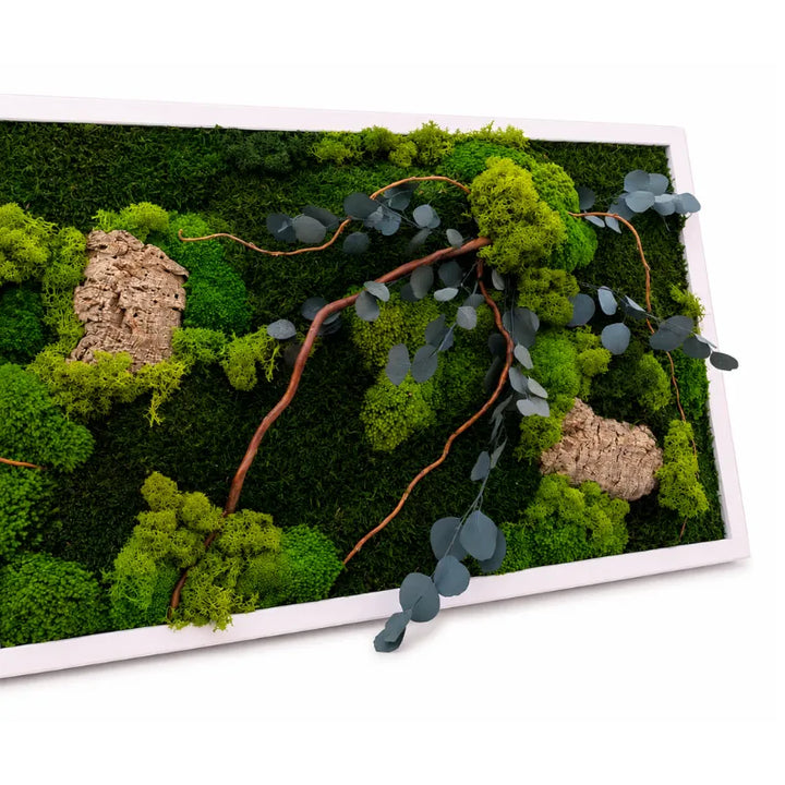 Dettaglio del quadro verde con muschio stabilizzato, licheni, eucalipto, rami intrecciati e inserti di corteccia naturale.