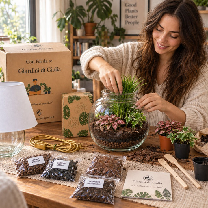 Donna mentre sistema le piante verdi nel vaso in vetro del Kit Terrarium Lamparium Grande fai da te