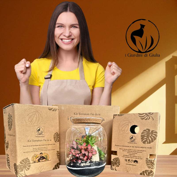 Donna sorridente con grembiule accanto a kit terrarium fai da te e barattolo con piante colorate.