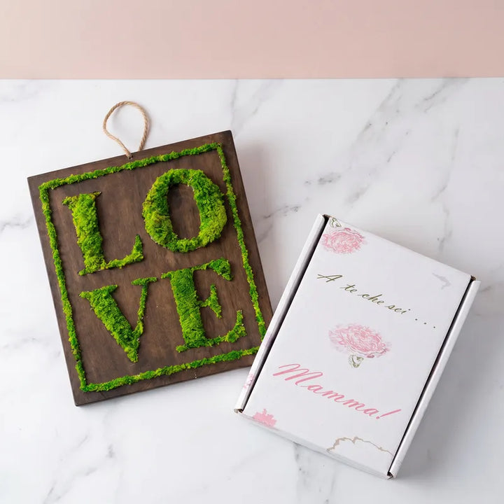 quadro love in muschio stabilizzato su base in legno con confezione regalo per festa della mamma