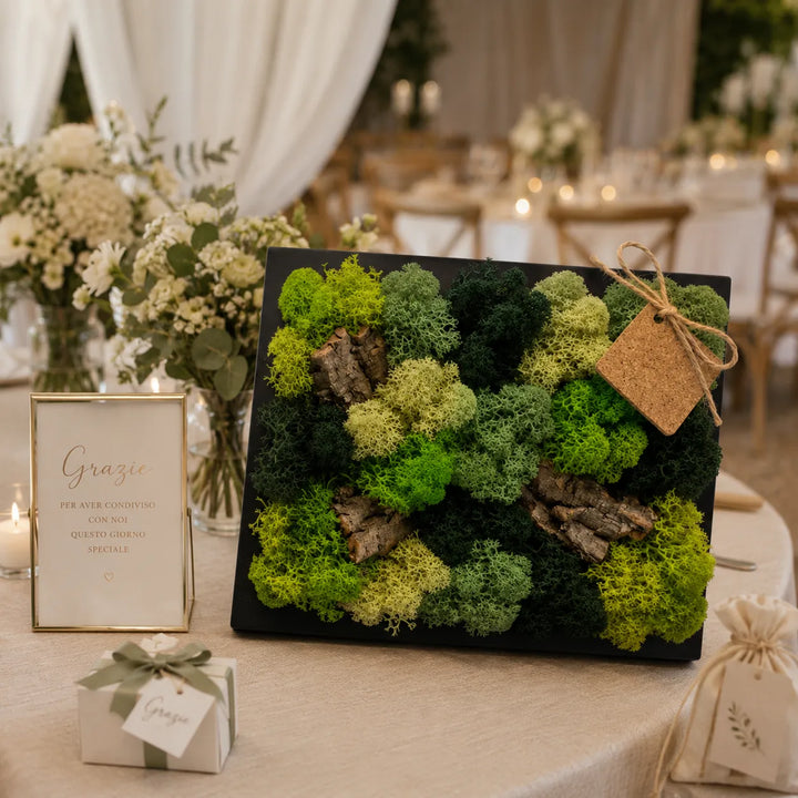 Quadro mini decorativo in muschio e licheni stabilizzati utilizzato come allestimento green per matrimonio con candele, bomboniere e fiori bianchi.