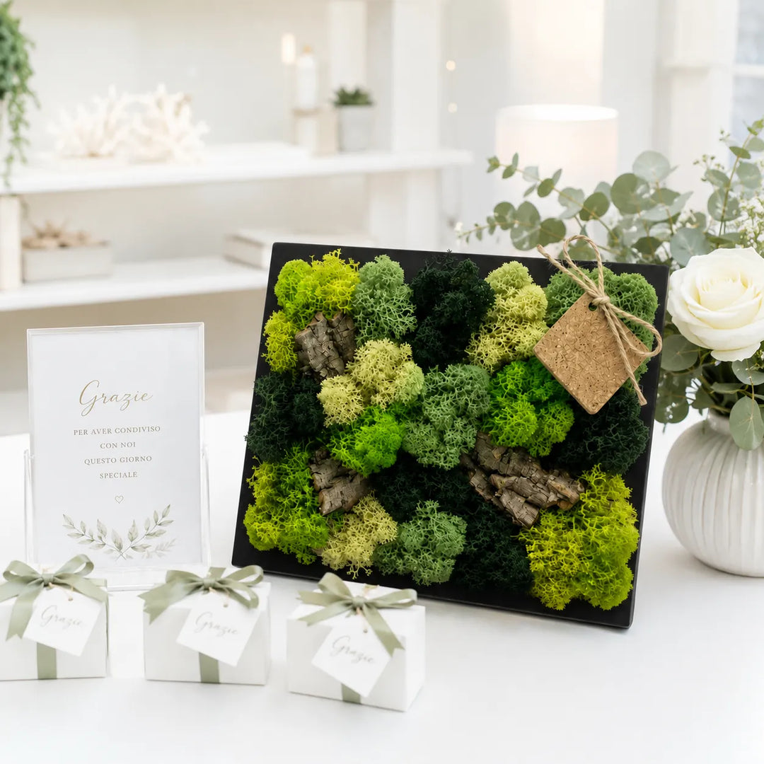 Quadro mini in muschio e licheni stabilizzati esposto in un ambiente elegante con confezioni regalo e decorazioni botaniche, ideale come regalo green o bomboniera naturale.