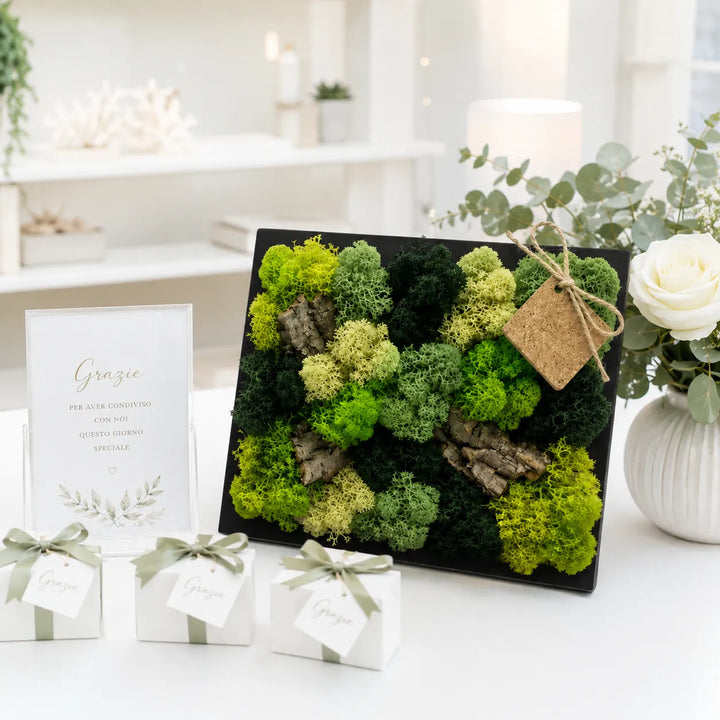 Quadro mini in muschio e licheni stabilizzati esposto in un ambiente elegante con confezioni regalo e decorazioni botaniche, ideale come regalo green o bomboniera naturale.