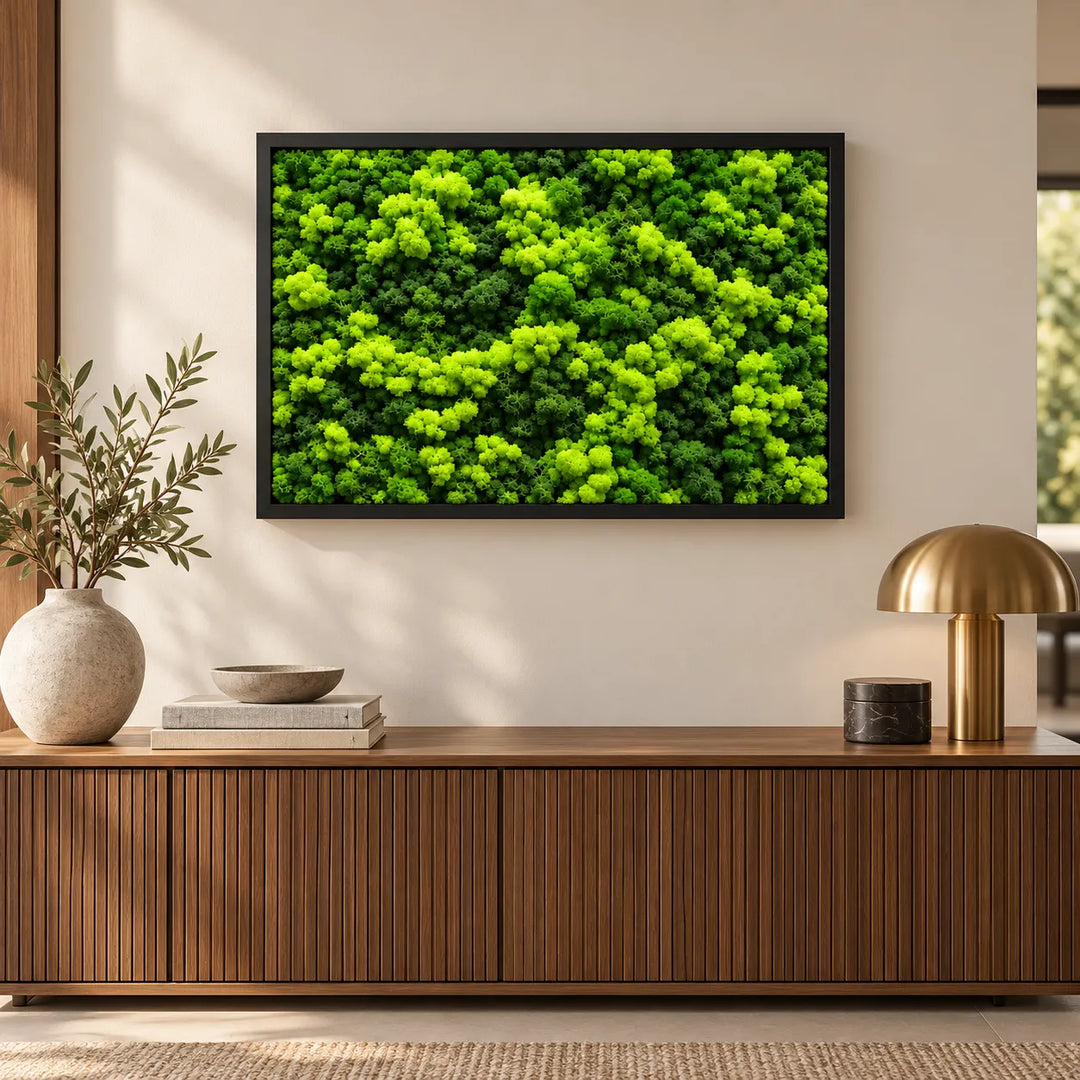 Quadro rettangolare di licheni stabilizzati 83x63 cm con cornice nera, tonalità verde chiaro e scuro, esposto sopra una madia in soggiorno moderno.