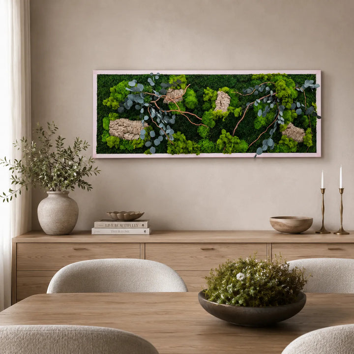 Quadro verde 140x50 cm con muschio e licheni stabilizzati ed elementi decorativi naturali, esposto a parete in una sala da pranzo moderna.