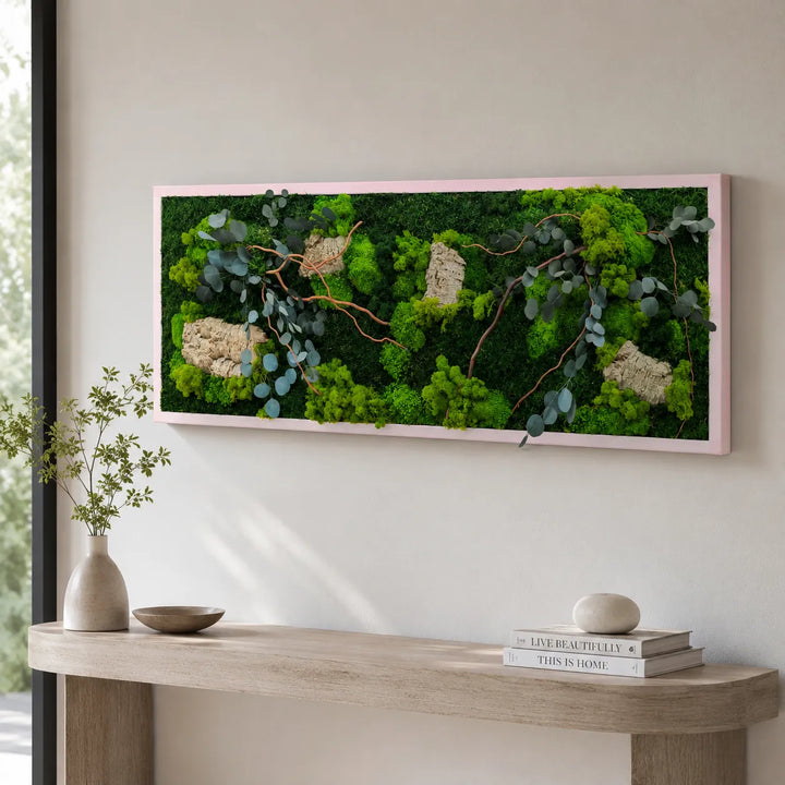 Quadro rettangolare di muschio e licheni stabilizzati 140x50 cm con cornice bianca, ambientato sopra una consolle in legno.