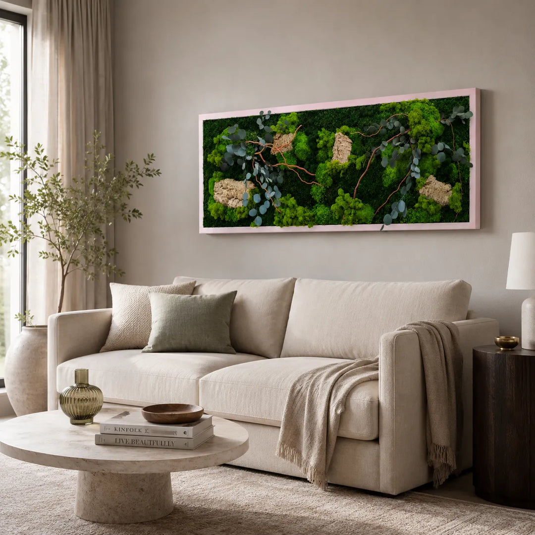 Quadro di muschio e licheni stabilizzati 140x50 cm con cornice bianca, ambientato a parete sopra un divano in soggiorno moderno.