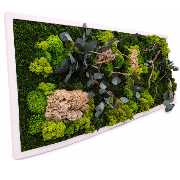 Vista prospettica del quadro 140x50 cm con muschio e licheni stabilizzati, eucalipto, rami e corteccia decorativa con cornice bianca.