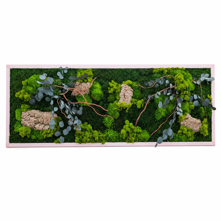 Quadro decorativo 140x50 cm con muschio e licheni stabilizzati verdi, eucalipto, corteccia ed elementi naturali con cornice bianca.