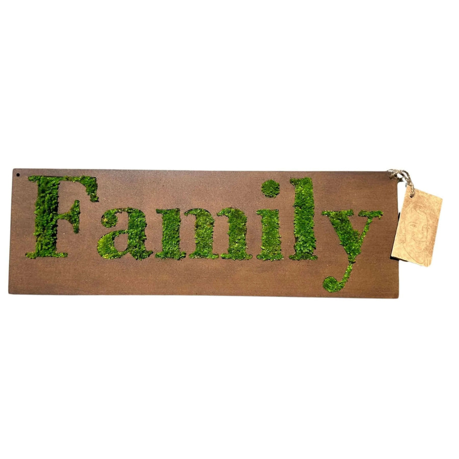 Quadro muschio stabilizzato FAMILY - vista frontale con scritta in rilievo su base in legno chiaro