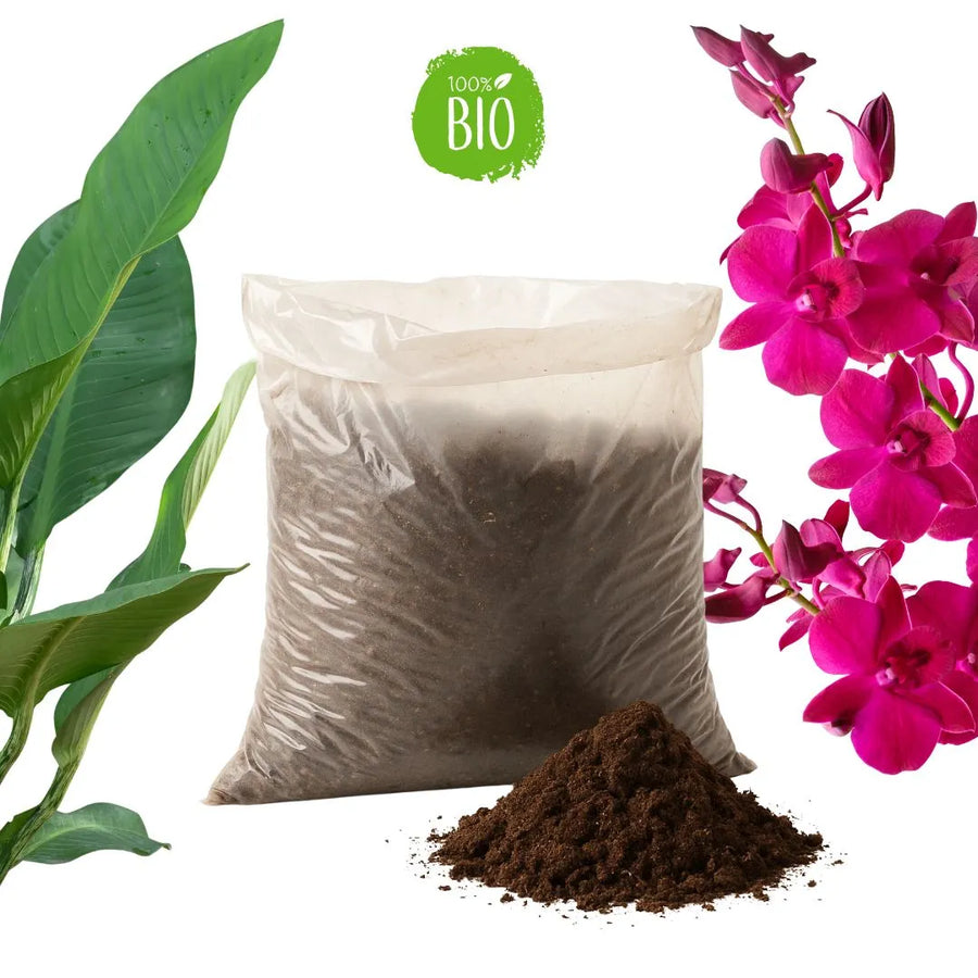 Terriccio biologico per piante da interno e orchidee in sacchetto trasparente, con foglie tropicali e fiori viola a cornice.