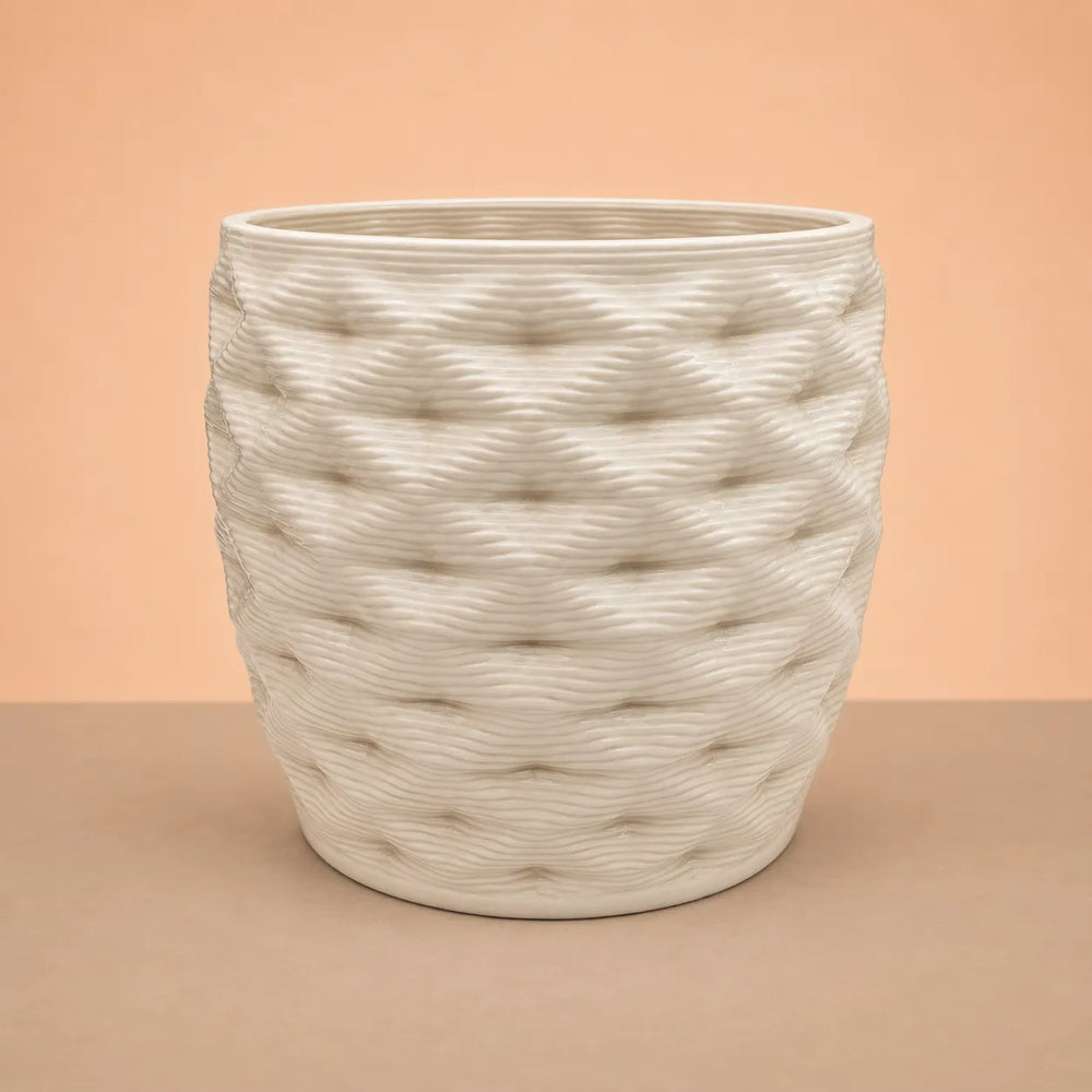 Vaso bianco per piante da interno con superficie decorativa effetto intrecciato e finitura chiara