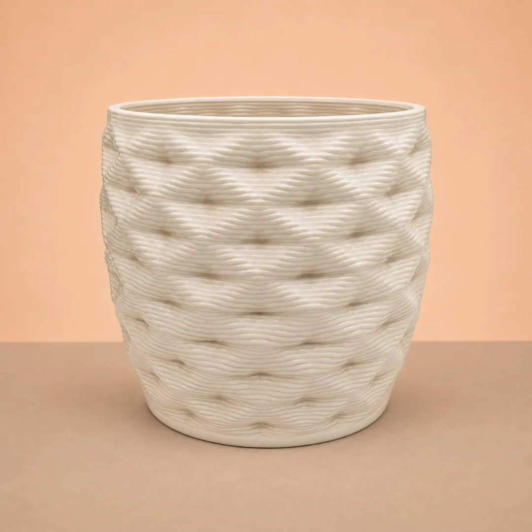 Vaso bianco per piante da interno con superficie decorativa effetto intrecciato e finitura chiara