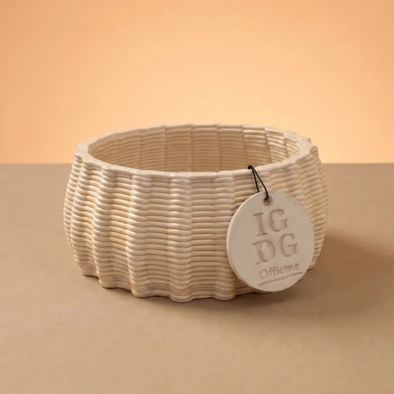 Vaso basso tondo Dioniso in ceramica artigianale su sfondo neutro, vaso decorativo dal design contemporaneo