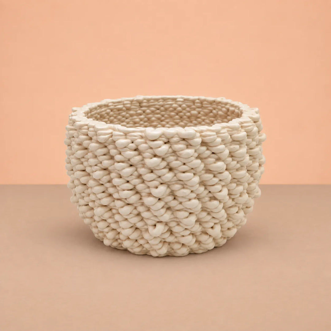 Vaso Fira basso in ceramica Made in Italy, finitura chiara con originale lavorazione materica intrecciata