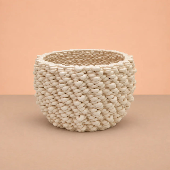 Vaso Fira basso in ceramica Made in Italy, finitura chiara con originale lavorazione materica intrecciata