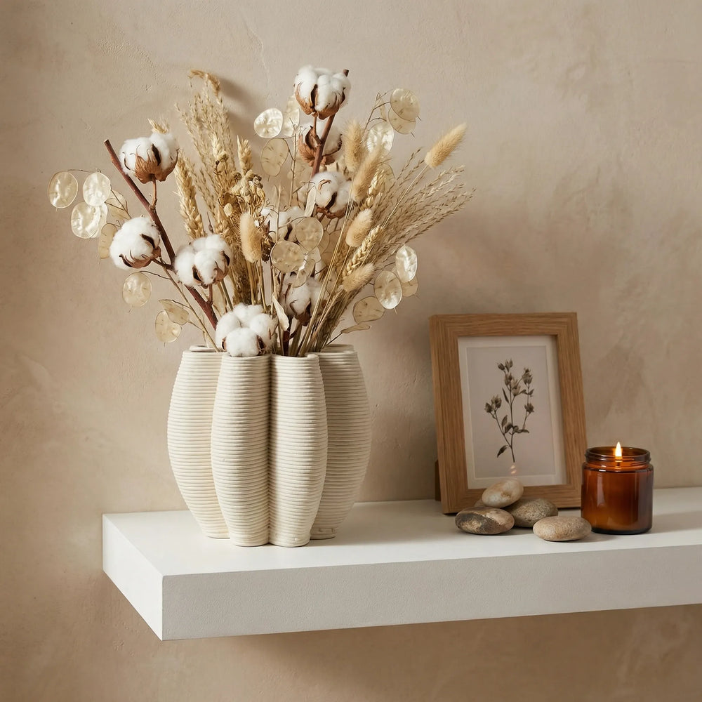 Vaso Gea beige in ceramica con composizione di fiori secchi su mensola con candela e cornice