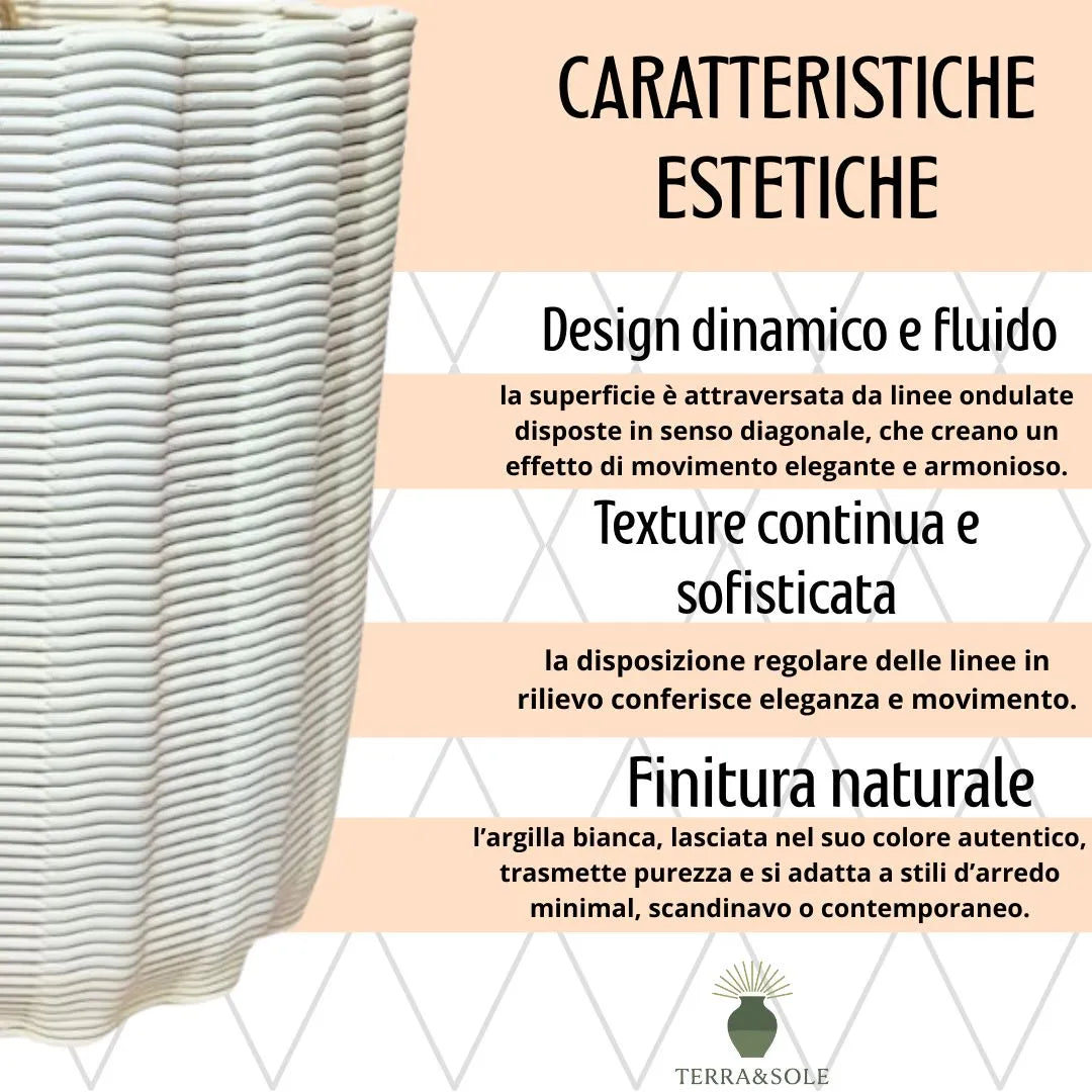 Dettaglio del vaso Giulia Ovale in argilla bianca con linee ondulate diagonali e sfondo beige, che illustra le caratteristiche estetiche del design Terra&Sole.