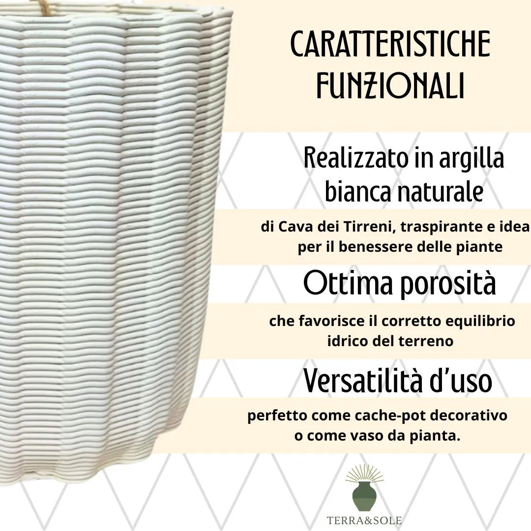 Primo piano del vaso Giulia Ovale in argilla bianca naturale con superficie a rilievo, accompagnato da testo che descrive la porosità e la versatilità d’uso del prodotto.