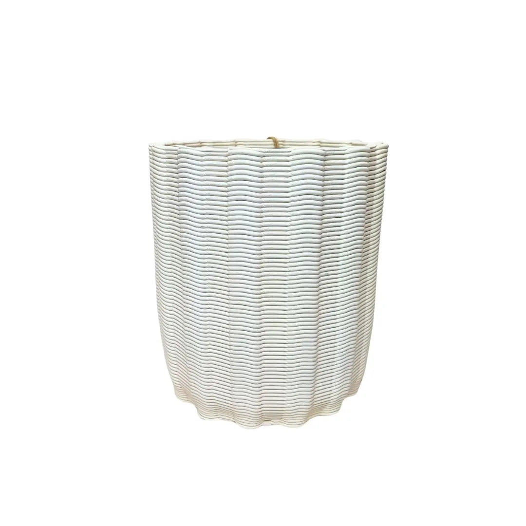 Vaso Giulia Ovale medio in argilla bianca naturale, profilo fluido e superficie ondulata con finitura opaca.