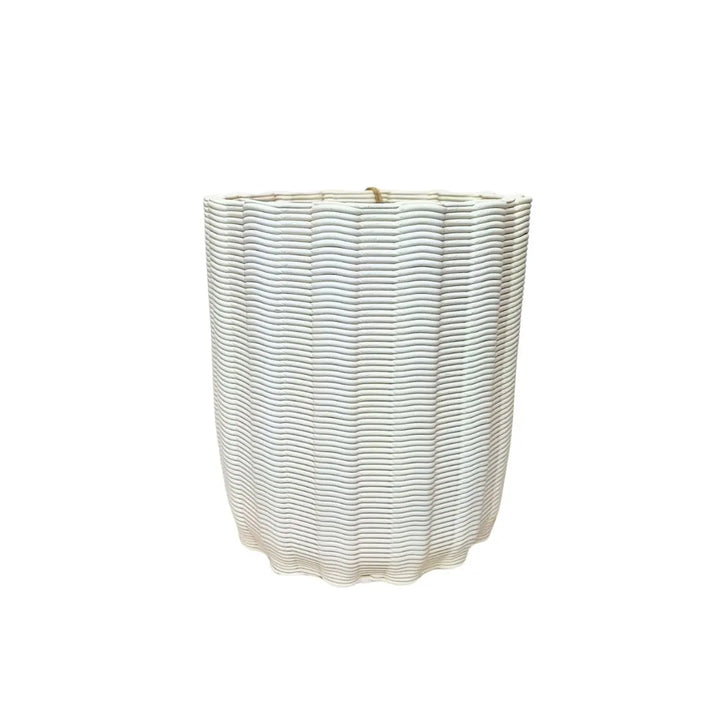 Vaso Giulia Ovale medio in argilla bianca naturale, profilo fluido e superficie ondulata con finitura opaca.