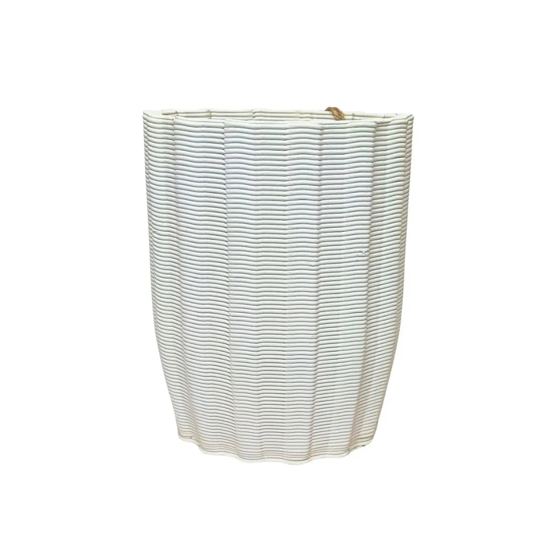 Vaso Giulia grande in argilla bianca con profilo tondeggiante e superficie ritmata a linee sottili, finitura opaca naturale.