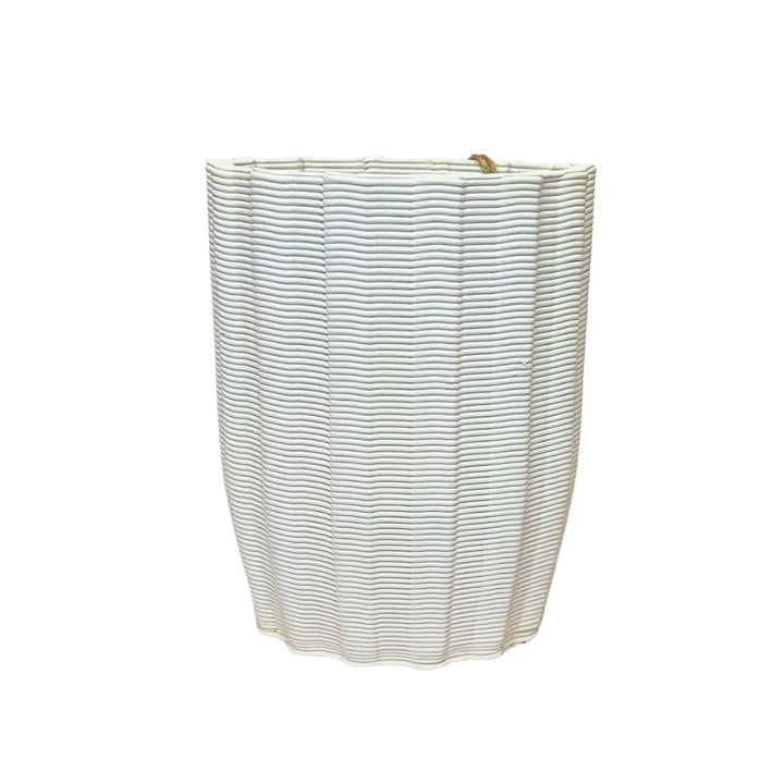 Vaso Giulia grande in argilla bianca con profilo tondeggiante e superficie ritmata a linee sottili, finitura opaca naturale.