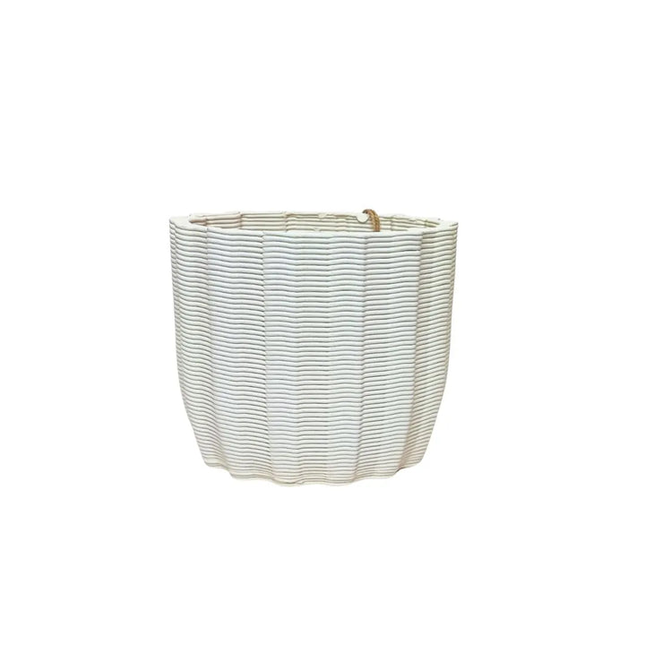 Vaso Giulia piccolo in argilla bianca naturale, finitura opaca e linee orizzontali ravvicinate, perfetto per piante da interno.