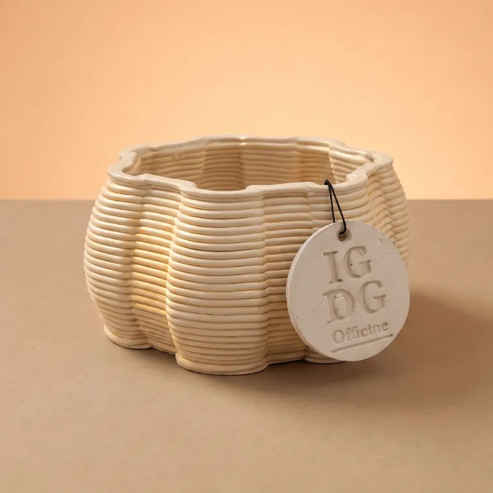 Vaso di ceramica artigianale Iris vuoto su sfondo neutro, vaso ornamentale dal design moderno