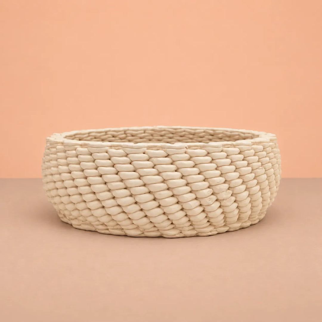 Vaso Kira in ceramica Made in Italy, finitura chiara con lavorazione materica effetto intrecciato