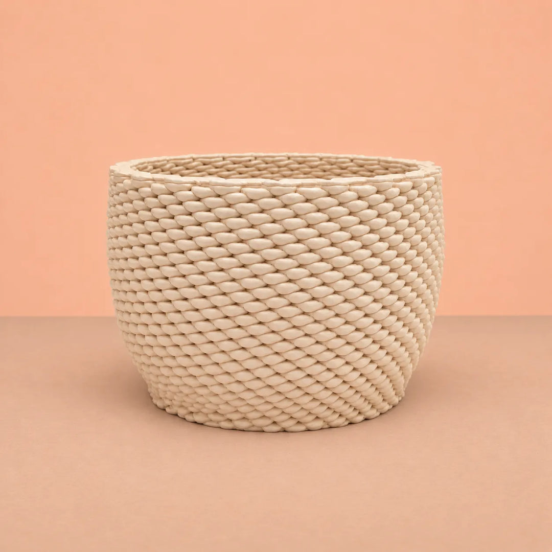 Vaso Kira in ceramica Made in Italy con finitura chiara e lavorazione tridimensionale effetto intrecciato