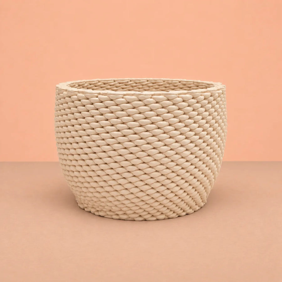 Vaso Kira in ceramica Made in Italy con finitura chiara e lavorazione tridimensionale effetto intrecciato