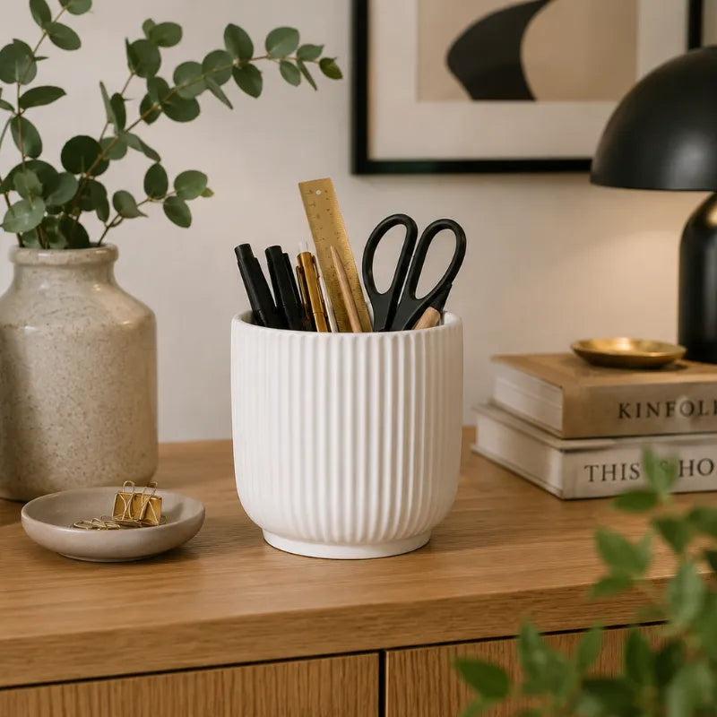 Vaso Pitti bianco rigato utilizzato come portapenne e portaoggetti su scrivania in legno, ideale per organizzare accessori da ufficio con un tocco minimalista.