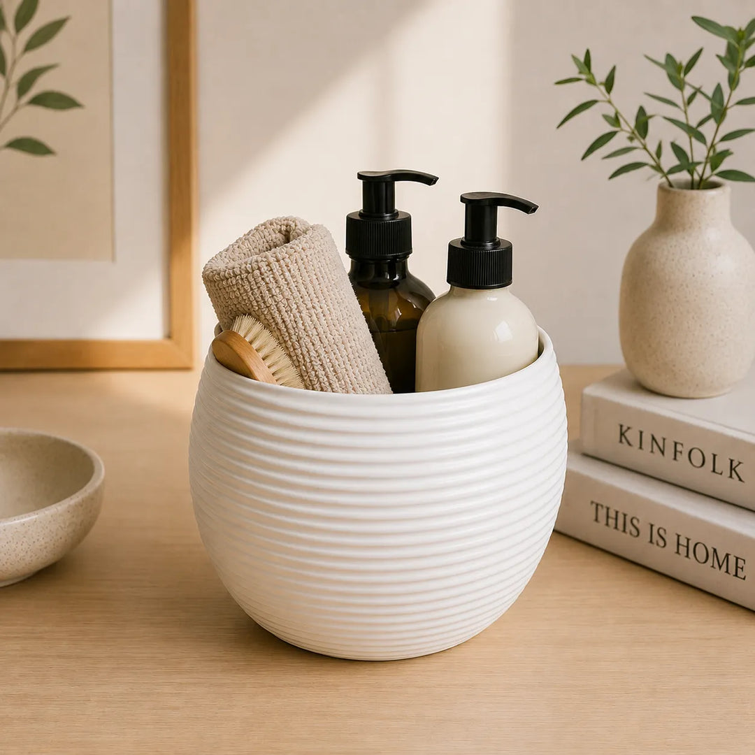 Vaso Sally bianco in ceramica con texture rigata utilizzato per contenere dispenser, asciugamano e accessori da bagno, ideale per arredare bagni dallo stile naturale ed elegante.