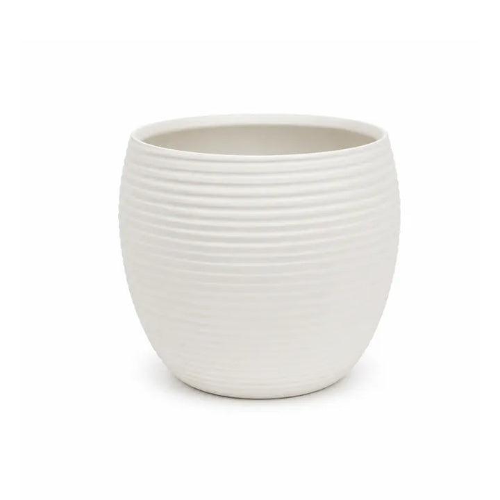 Vaso Sally bianco in ceramica dalla forma arrotondata con elegante texture rigata orizzontale, ideale per piante da interno e decorazioni moderne.