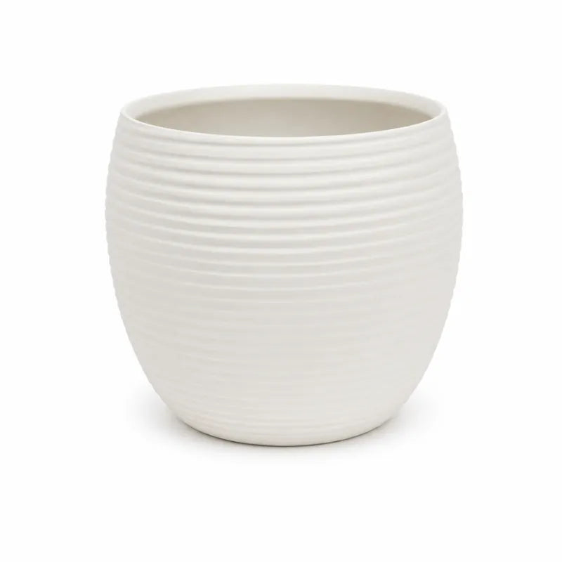 Vaso Sally bianco in ceramica dal design tondeggiante con elegante texture rigata orizzontale, ideale per piante da interno, composizioni floreali e decorazioni moderne.