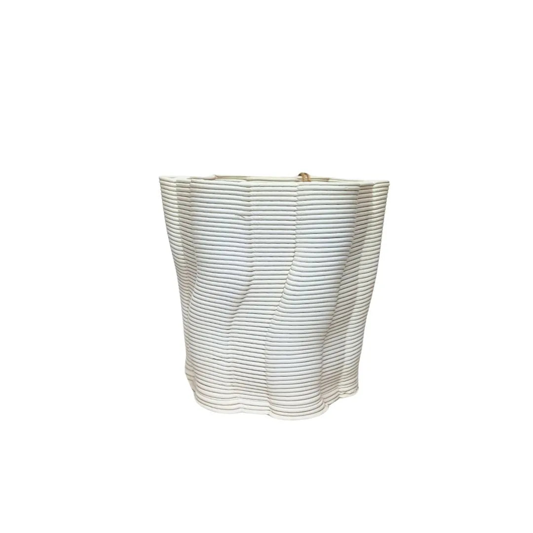 Vaso Venezia grande in argilla bianca, finitura opaca e linee in rilievo.