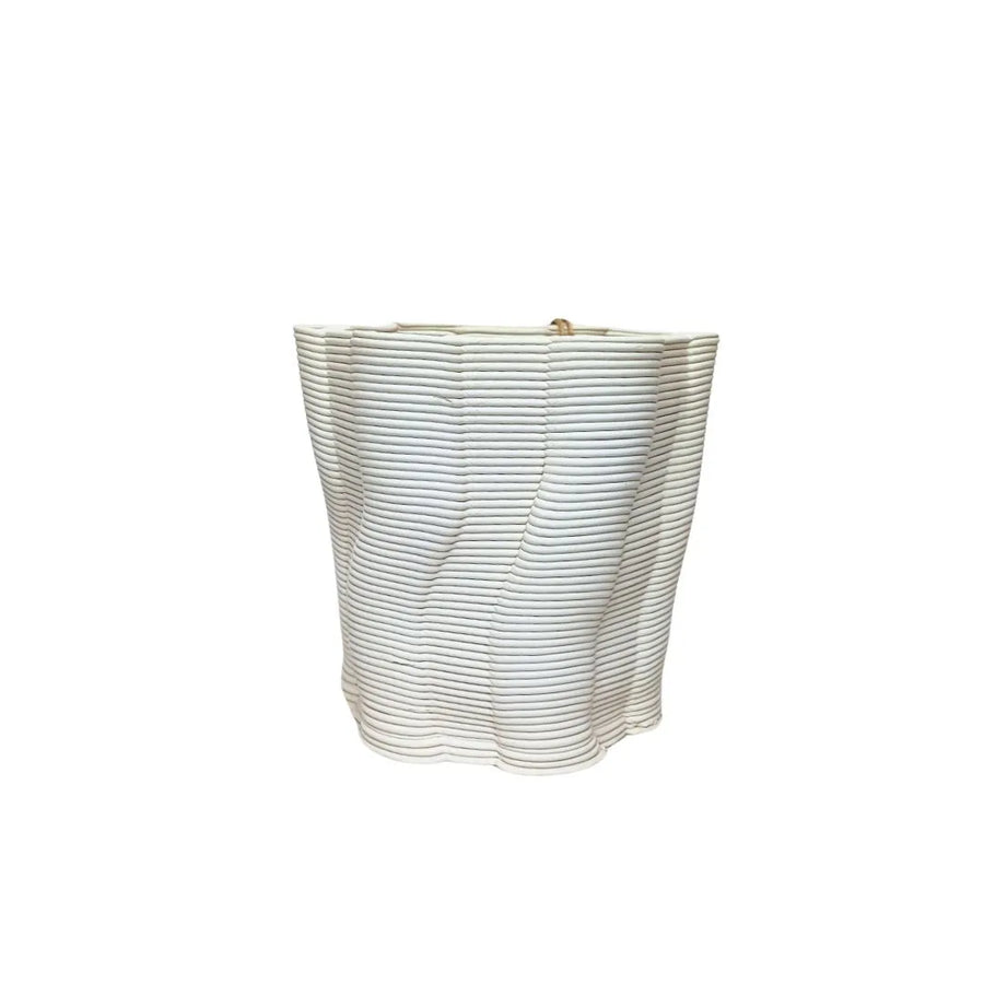 Vaso Venezia grande in argilla bianca, finitura opaca e linee in rilievo.