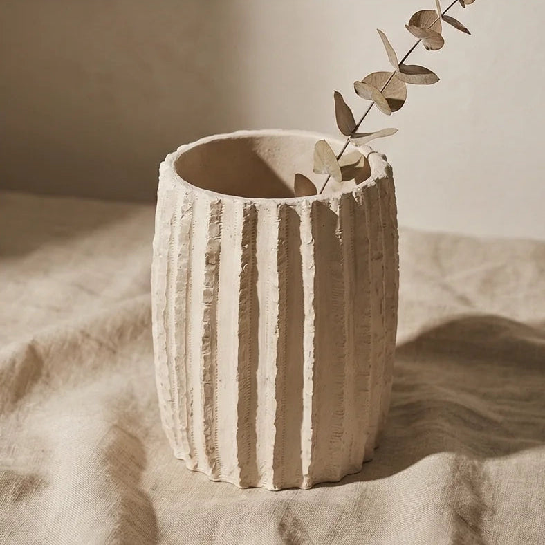 Vaso Dafne XL in ceramica con ramo decorativo su tessuto neutro in stile minimal