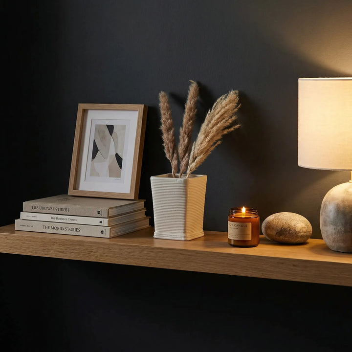 Vaso quadrato mini con pampas su mensola in legno con luce soffusa