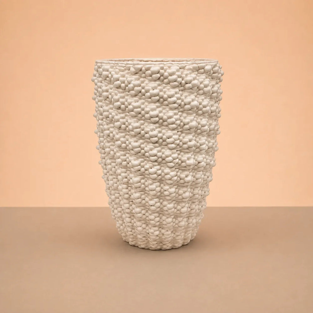 Vaso Fira Made in Italy bianco in finitura lucida, forma alta e superficie materica in rilievo