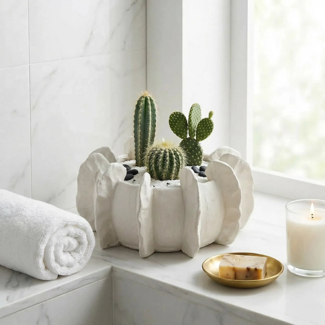 Vaso ceramica artigianale Penelope basso - immagine ambientata in un interno moderno