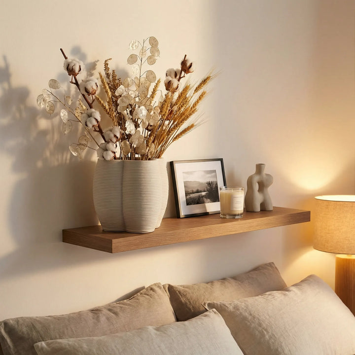 Vaso in ceramica con composizione di fiori secchi su mensola in legno