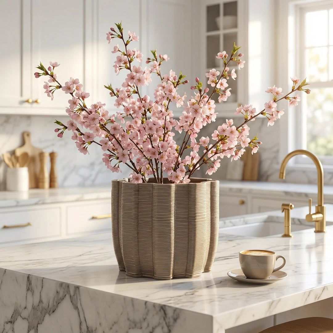 Vaso ovale in ceramica artigianale con fiori di ciliegio su isola cucina moderna