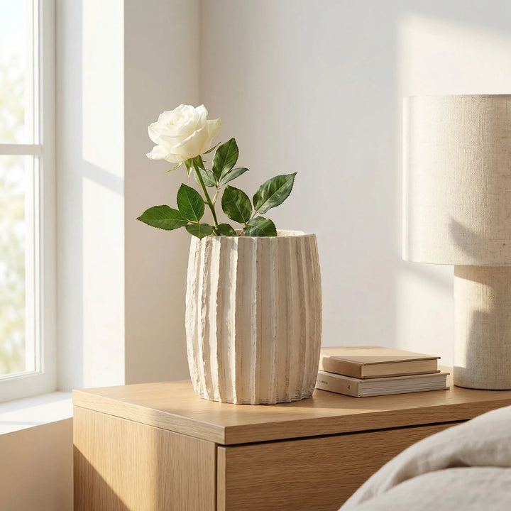 Vaso Dafne L in ceramica beige con rosa bianca su comodino in legno vicino alla finestra